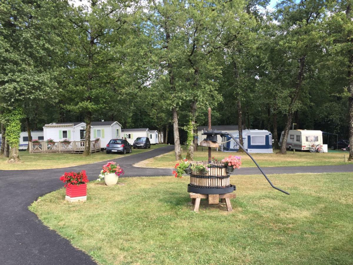 מלון Saint-Sauveur  Camping Les Petites Minaudieres מראה חיצוני תמונה